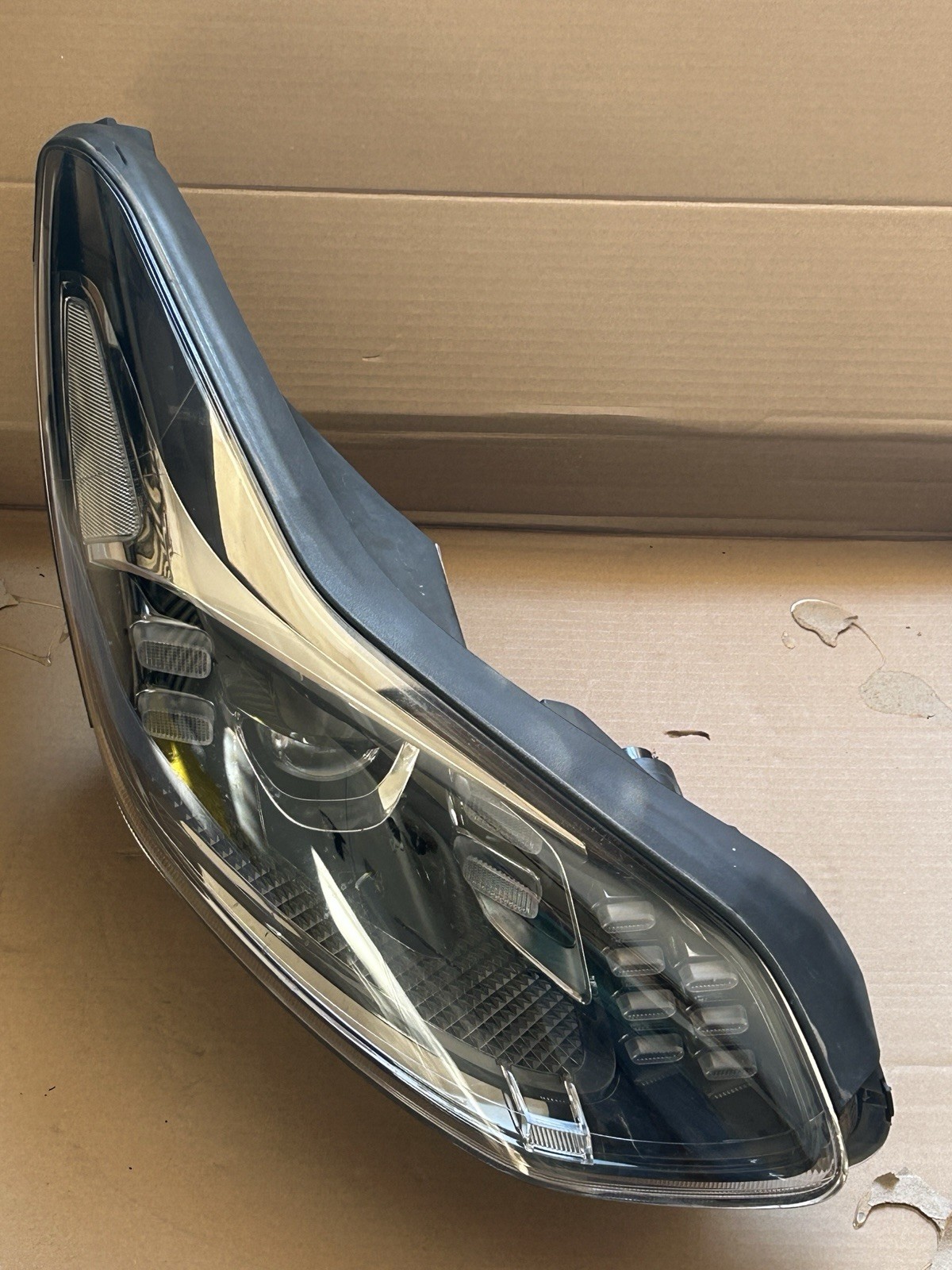 PROIETTORE DESTRO PER KIA SPORTAGE (18-22)