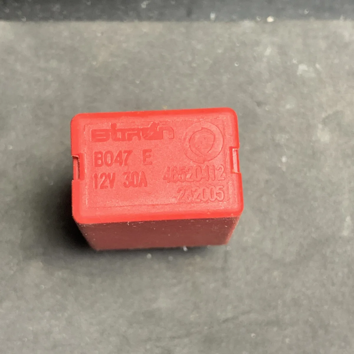 FIAT  RELÈ ROSSO B047 E 12V 46520412 30A 4 PIN B047 E Fiat usato